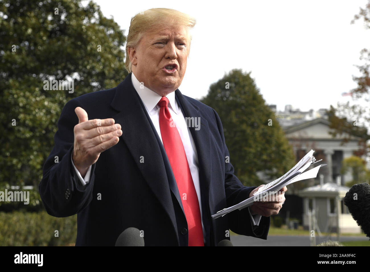 Washington, Stati Uniti. Xx Nov, 2019. Presidente Donald Trump rende commento alla stampa circa l'impeachment inchiesta come egli si diparte la Casa Bianca, Mercoledì, Novembre20, 2019, a Washington DC, per una gita di un giorno a Austin, Texas a visitare un centro di tecnologia. Foto di Mike Theiler/UPI Credito: UPI/Alamy Live News Foto Stock