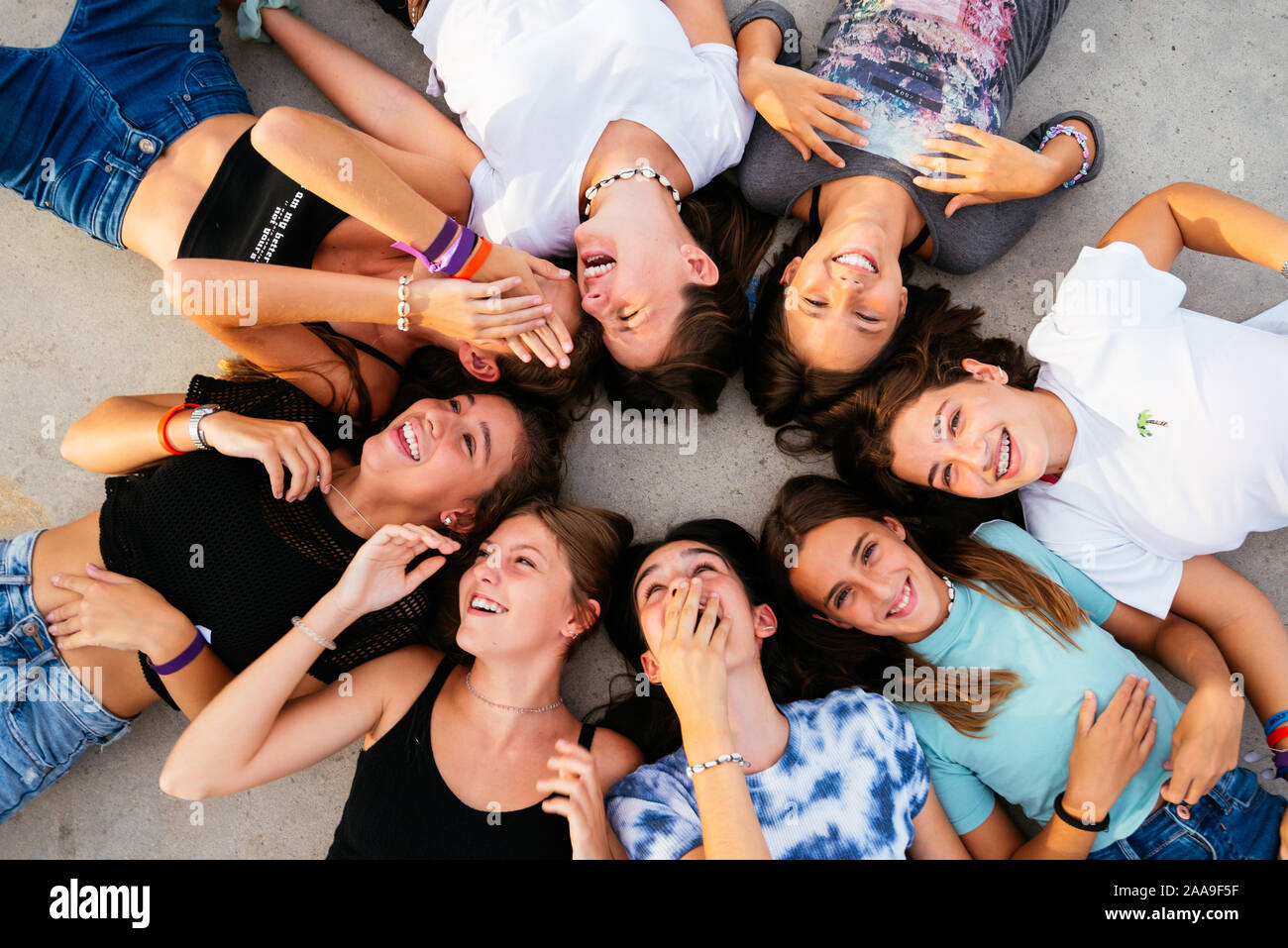 Vista dall'alto di un gruppo di amici a ridere ad alta voce all'aperto, la condivisione di buono e di positivo dell'umore. Foto Stock