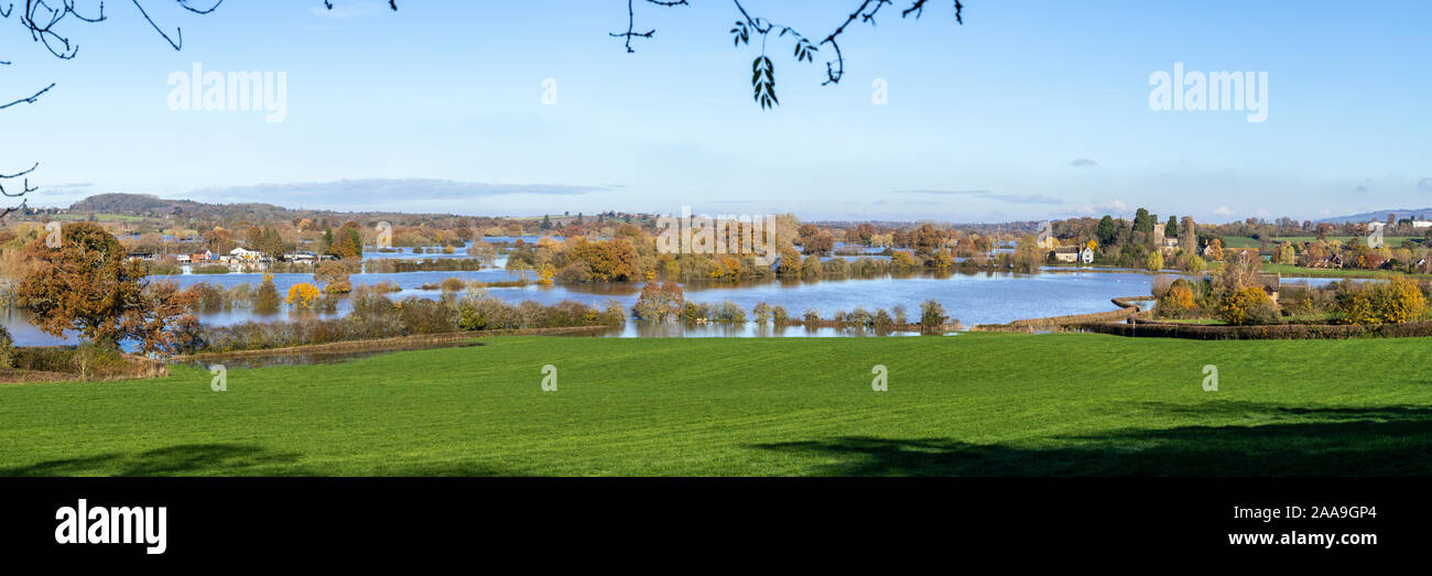 Una vista panoramica del fiume Severn inonda i campi tra la Severn Vale villaggi di Chaceley e Deerhurst, GLOUCESTERSHIRE REGNO UNITO su 18/11/2019 Foto Stock