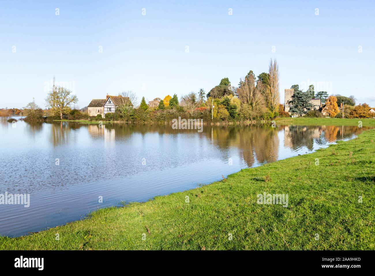Oddas Chapel & St Marys Church with River Severn washwater filling fields around the Severn vale village of Deerhurst, Gloucestershire UK 18/11/2019 Foto Stock