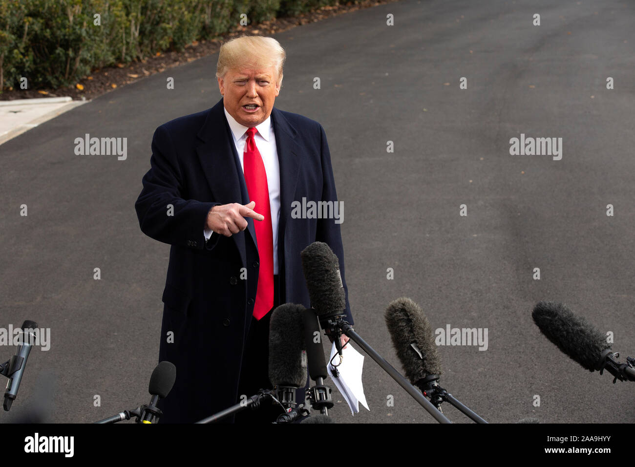 Il Presidente degli Stati Uniti, Trump parla ai media sul prato Sud della Casa Bianca di Washington, DC, Stati Uniti, Mercoledì, Novembre 20, 2019, come egli si parte per un viaggio di un giorno ad Austin, Texas. Credito: Stefani Reynolds/CNP /MediaPunch Foto Stock