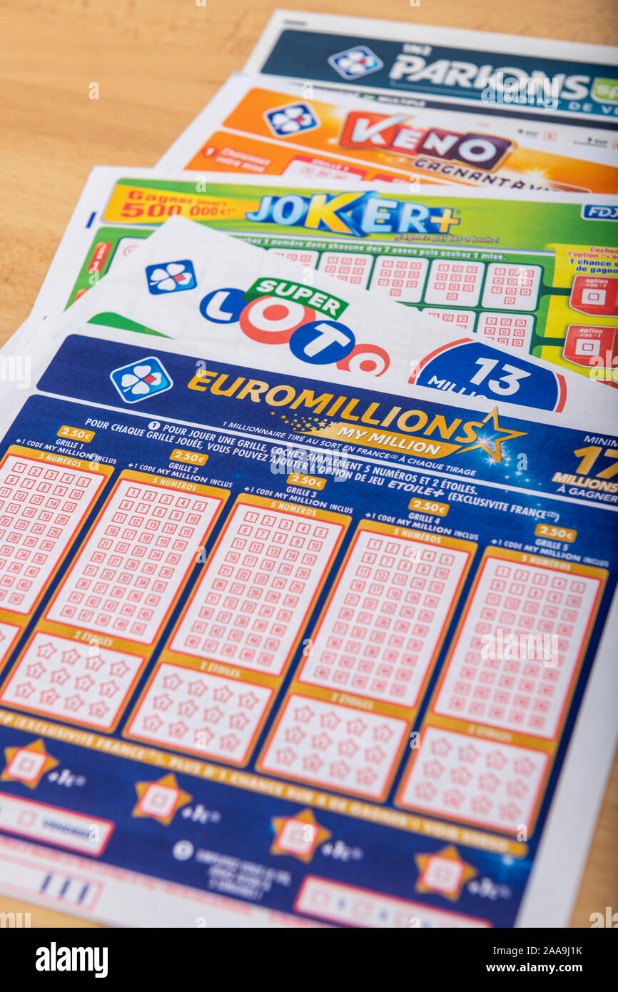 Parigi, Francia - 20 Novembre 2019 : Primo piano francese di griglie di lotto , Euromillions, Keno, Joker+ dalla società FDJ (La Francaise des Jeux) Foto Stock