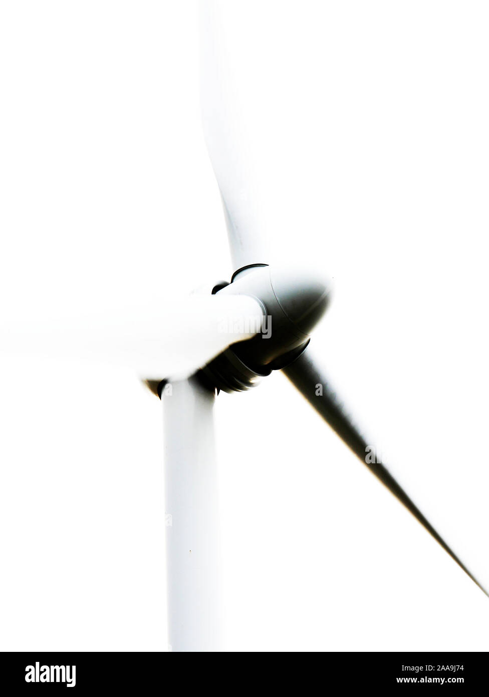 Close up dell'ogiva e palette di una turbina eolica. Molto bianco, astratta e con un senso di movimento e di alienazione. Foto Stock