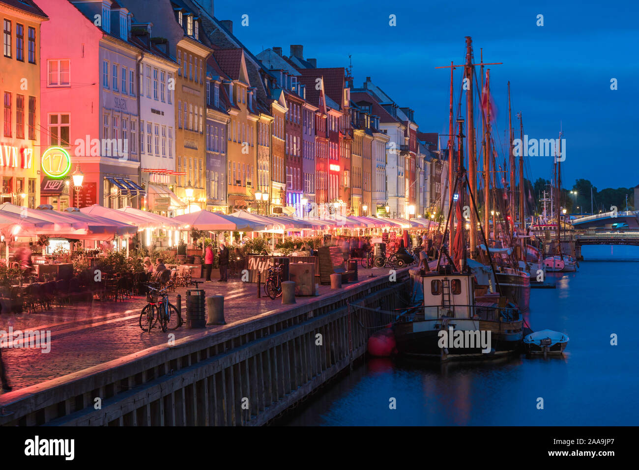 Nyhavn a Copenaghen, vista serale della zona fronte mare di bar e ristoranti a Nyhavn nel centrale quartiere del porto di Copenhagen, Danimarca. Foto Stock