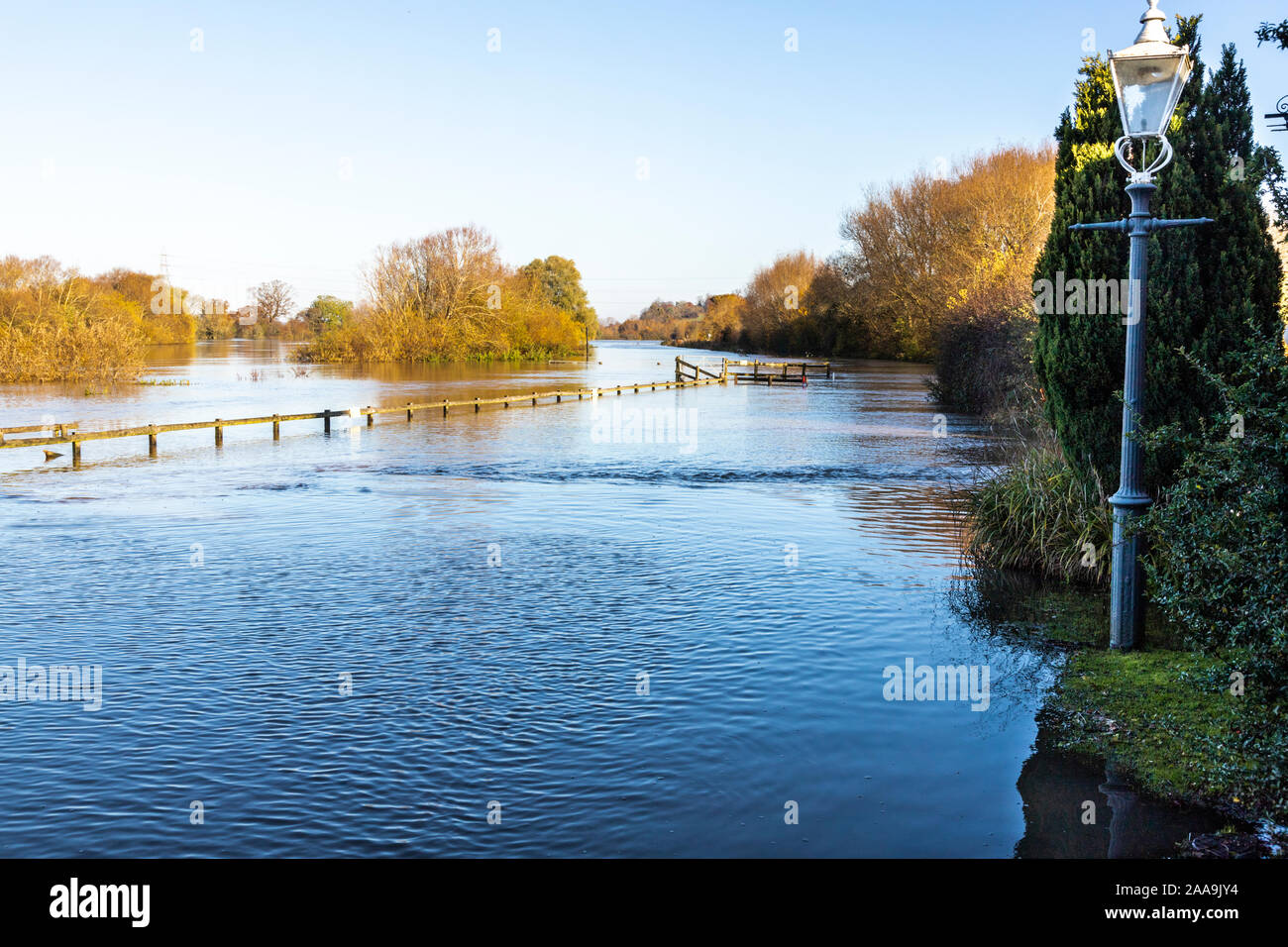 La corsia a Apperley dal fiume Severn allagato accanto al Pub Red Lion a Wainlode, Apperley, a sud di Tewkesbury, GLOUCESTERSHIRE REGNO UNITO su 18/11/2019 Foto Stock