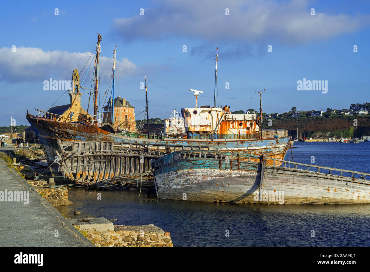 I turisti che visitano i relitti di legno vecchio trawler barche da pesca / lobster barche nel porto / porto di Camaret-sur-Mer Finistère Bretagna, Francia Foto Stock