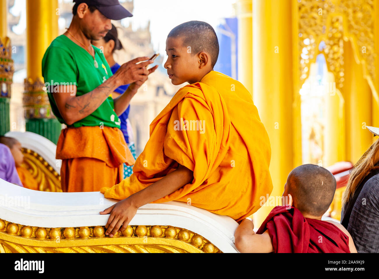 Il debuttante monaci alla Shwedagon pagoda Yangon, Myanmar. Foto Stock