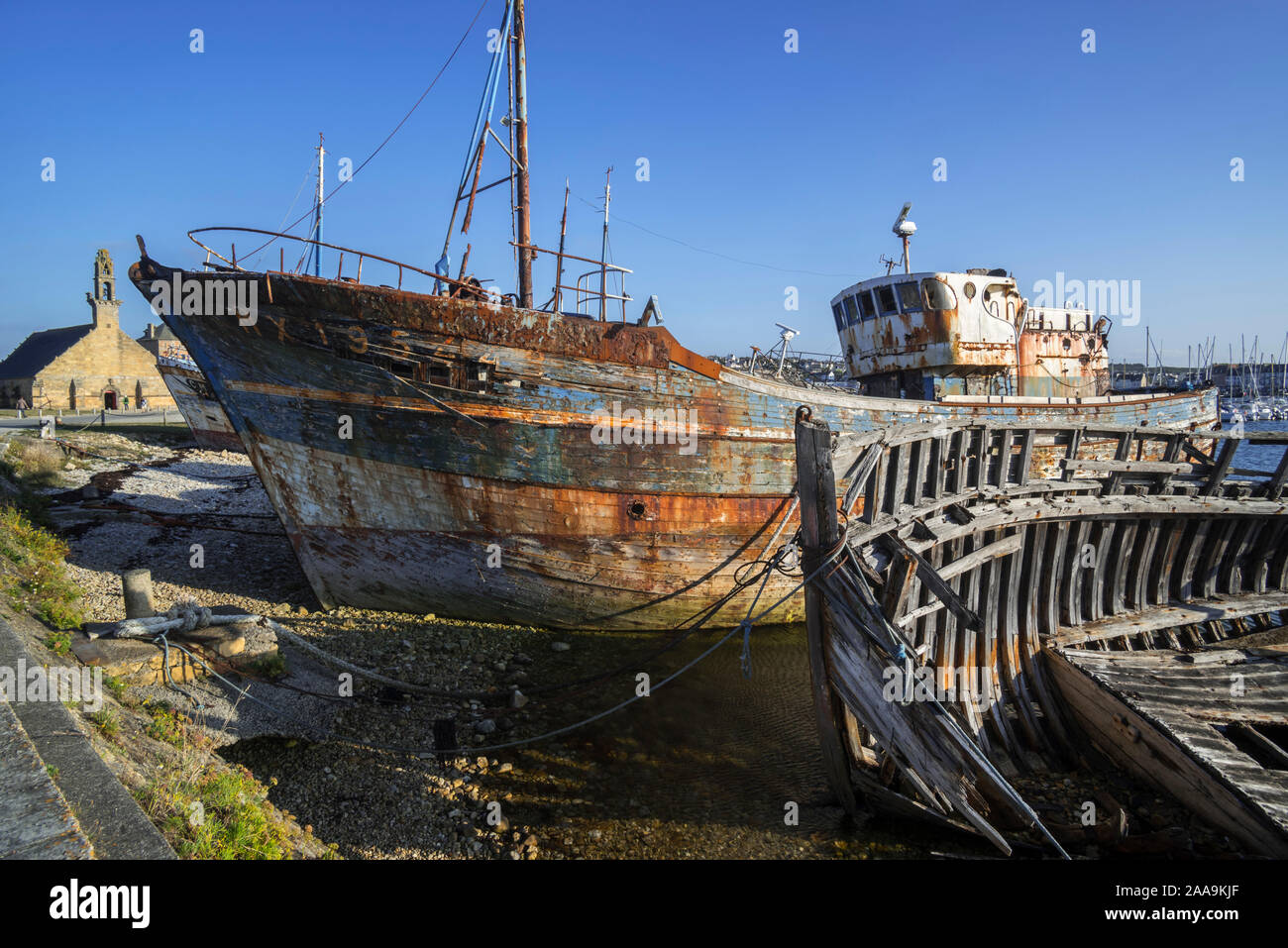 Relitti di legno vecchio trawler barche da pesca / lobster barche nel porto / porto di Camaret-sur-Mer Finistère Bretagna, Francia Foto Stock