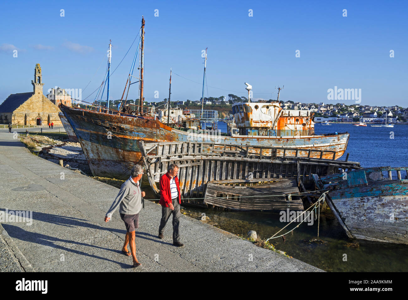 I turisti che visitano i relitti di legno vecchio trawler barche da pesca / lobster barche nel porto / porto di Camaret-sur-Mer Finistère Bretagna, Francia Foto Stock