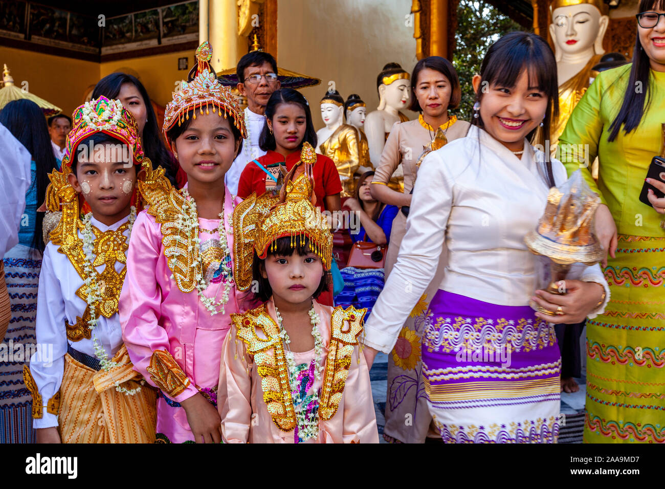 I bambini partecipano in un Novitiation/Shinbyu Cerimonia della Shwedagon pagoda Yangon, Myanmar. Foto Stock