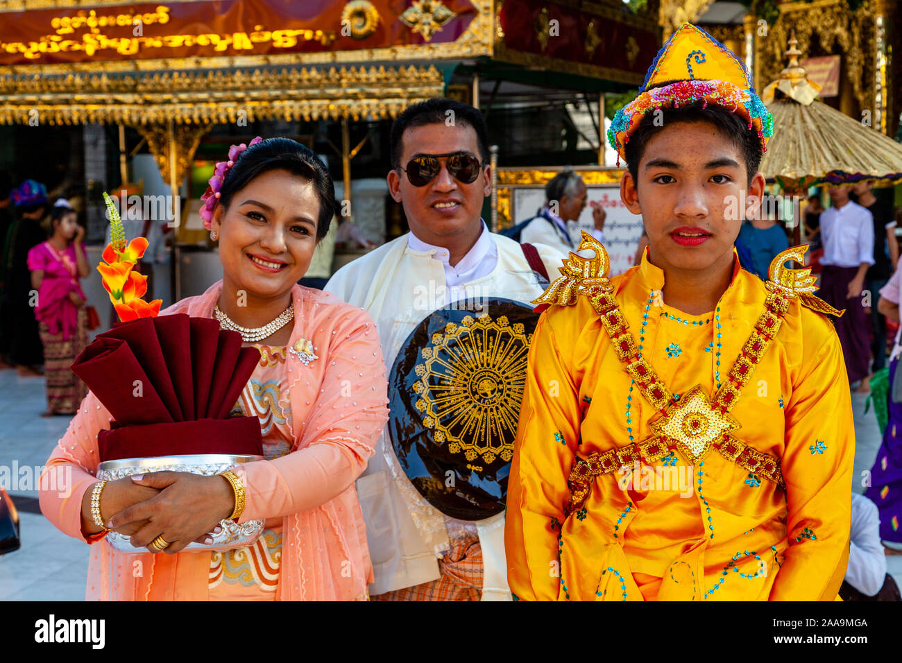 I giovani prendono parte a una Novitiation/Shinbyu Cerimonia della Shwedagon pagoda Yangon, Myanmar. Foto Stock