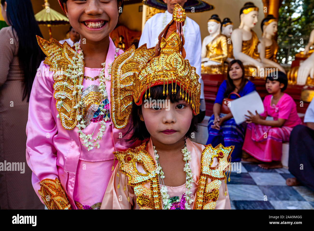 I bambini partecipano in un Novitiation/Shinbyu Cerimonia della Shwedagon pagoda Yangon, Myanmar. Foto Stock