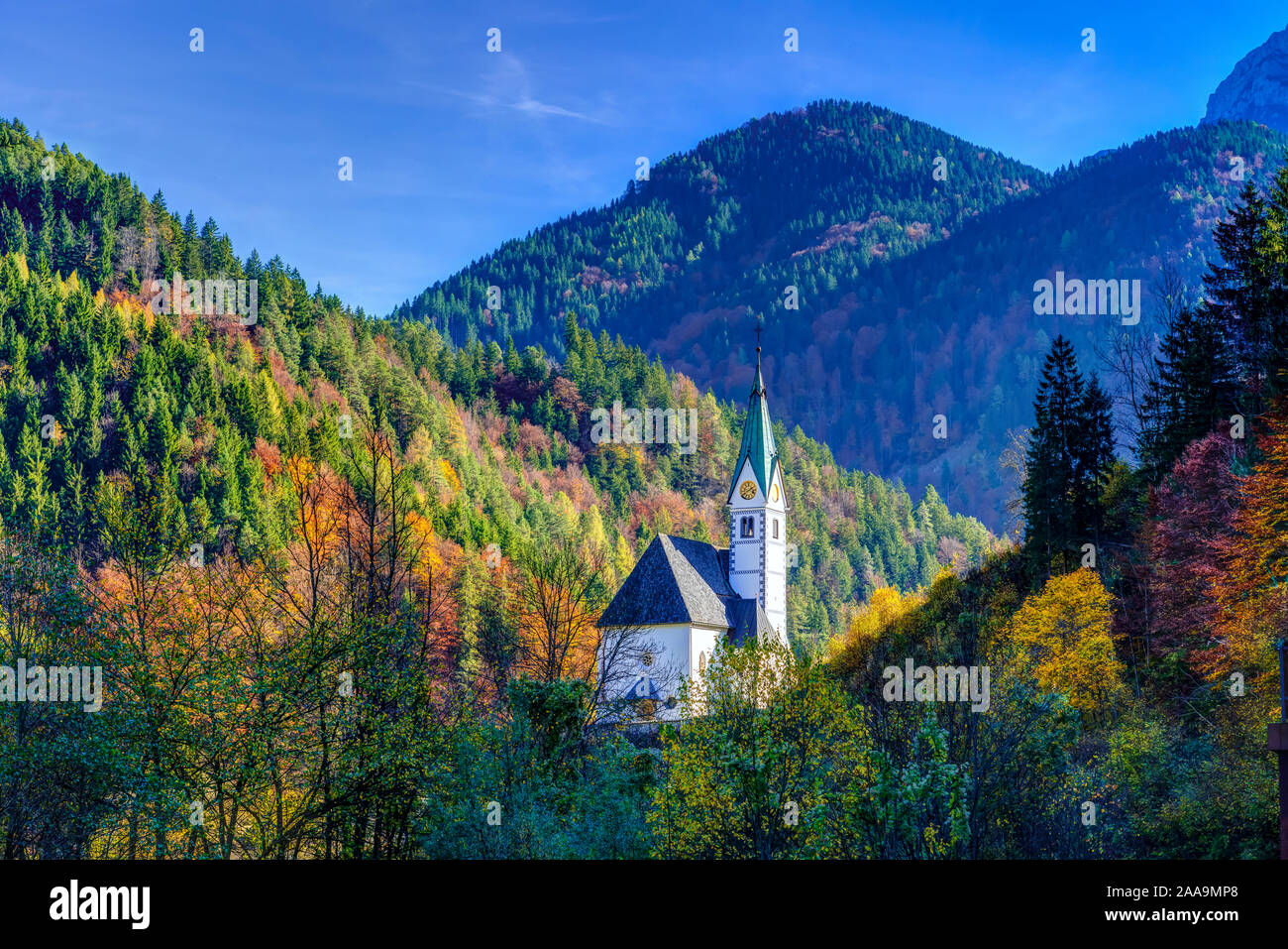 Caduta delle Foglie di colore e la chiesa di Santa Maria della Neve nelle Alpi Kamnik a Solcava, Slovenia, l'Europa. Foto Stock