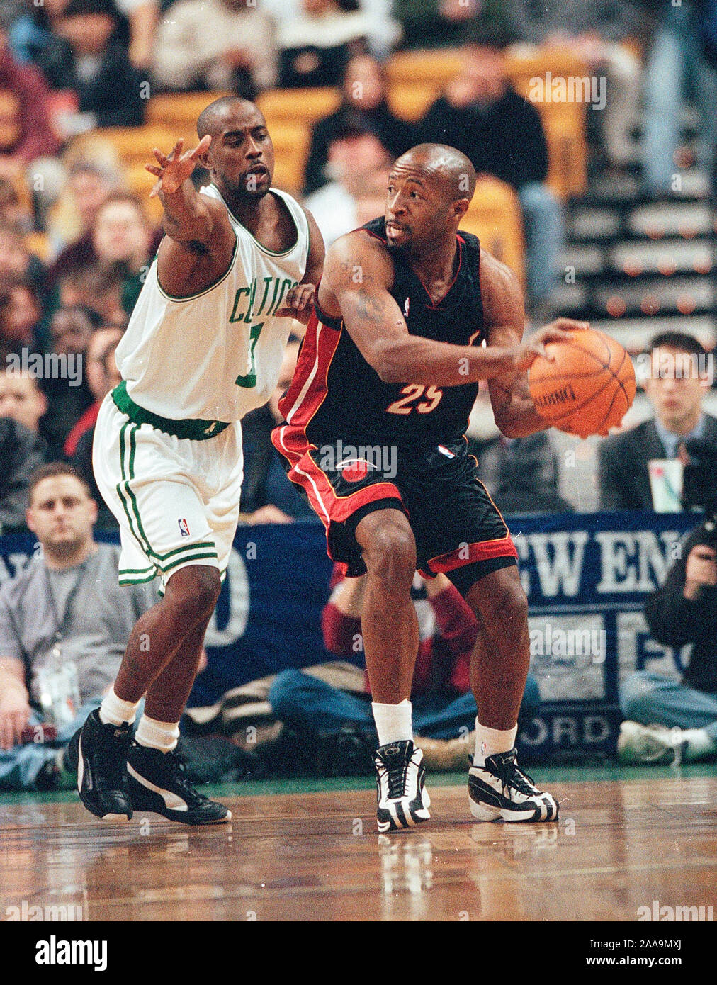 Boston Celtics #7 Kenny Anderson e Miami Heat #25 Anthony Carter in azione di gioco al centro della flotta in Boston MA USA Dec.3,1999 foto di bill belknap Foto Stock