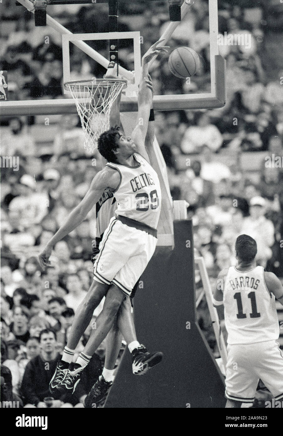 Boston Celtics #29 Pervis Elllison reounds in azione di gioco contro il Cleveland Cav in Fleet Center di Boston MA USA Marzo 8,1996 foto di bill belknap Foto Stock