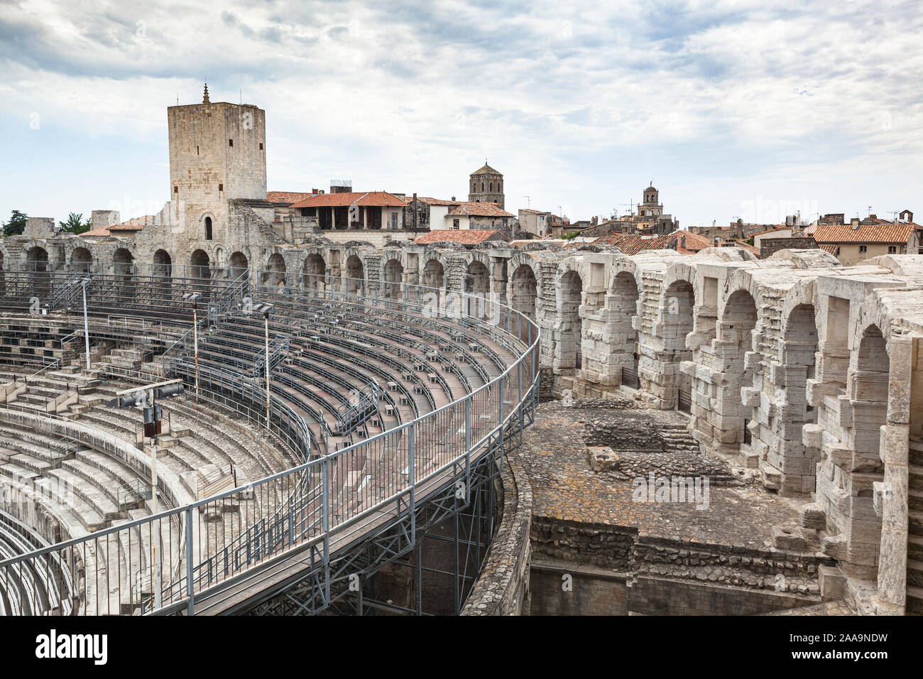 Anfiteatro romano UNESCO World Heritage Site in Arles, a sud della Francia. Foto Stock