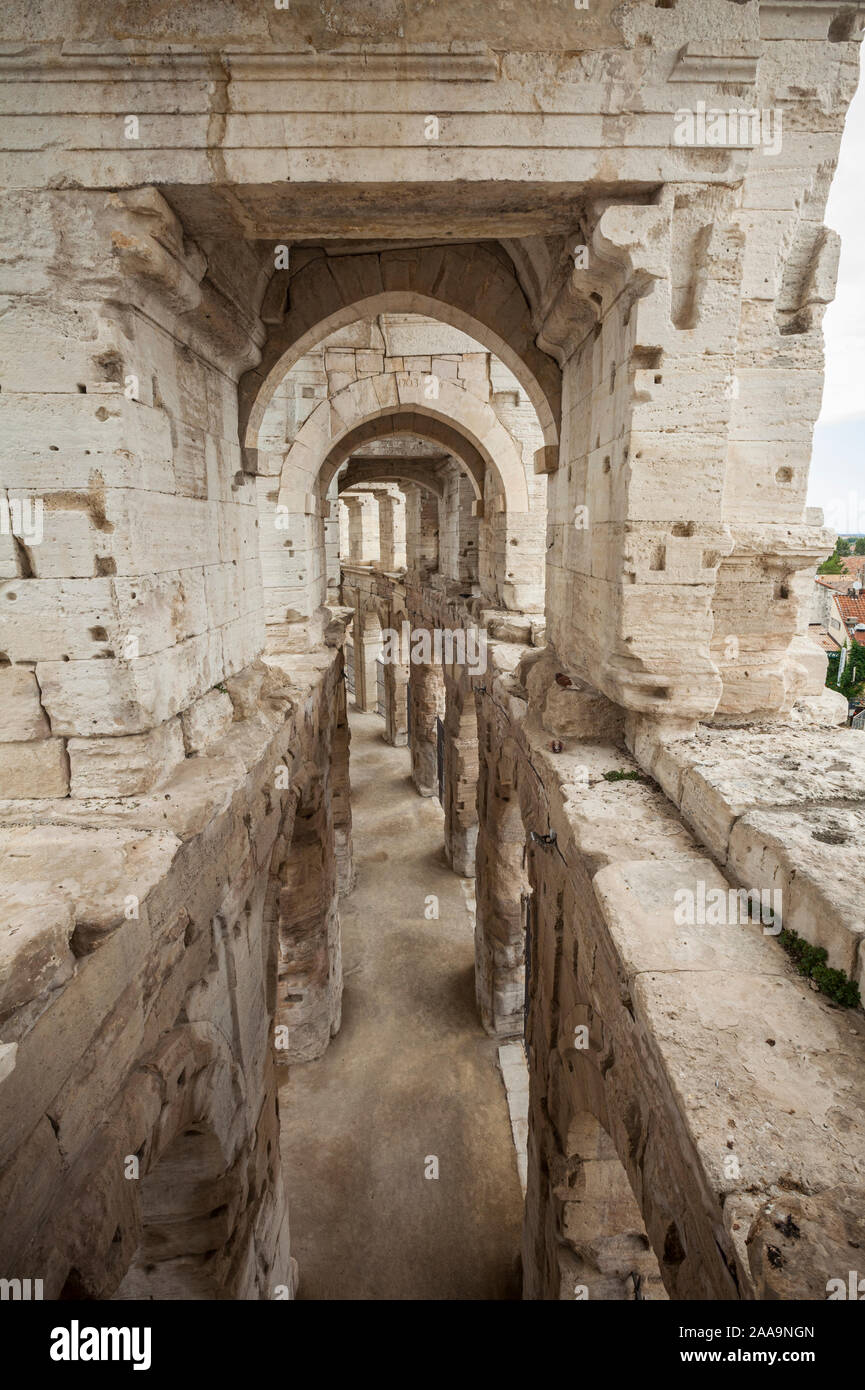 Passaggio nell'anfiteatro romano del patrimonio mondiale UNESCO in Arles, a sud della Francia. Foto Stock