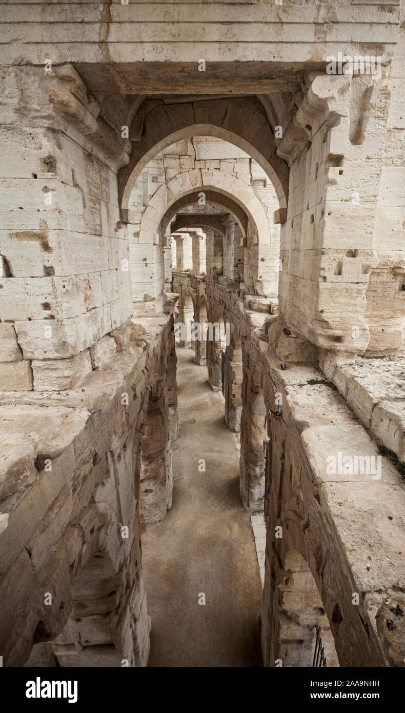 Passaggio nell'anfiteatro romano del patrimonio mondiale UNESCO in Arles, a sud della Francia. Foto Stock