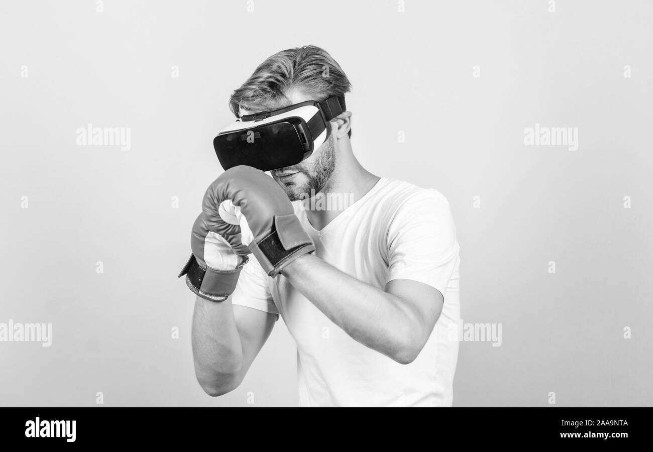 Vr boxe. l'innovazione futura. l uomo in VR bicchieri. Il futuristico gioco. il pugilato in realtà virtuale. Digital sport di successo. l'uomo utilizza la nuova tecnologia. gadget moderno. Formazione gioco di pugilato. Dedicato al fitness. Foto Stock