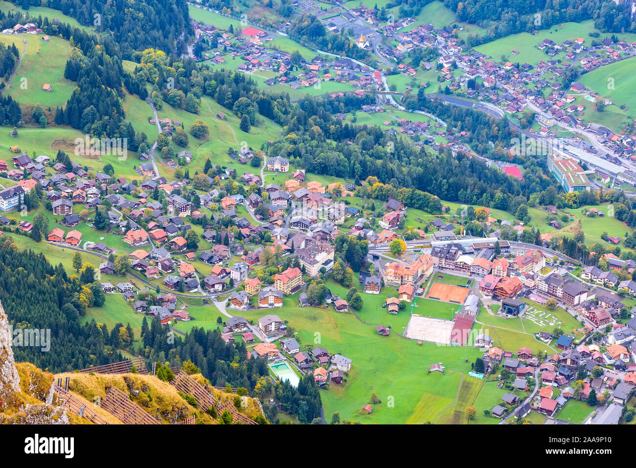 Vista aerea della città di Wengen in Svizzera, Alpi svizzere della regione di Jungfrau, con la stazione ferroviaria e la funivia Foto Stock