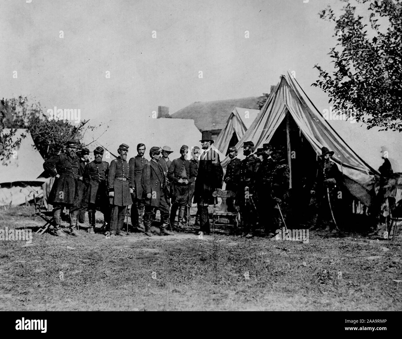 La guerra civile il presidente Lincoln visitando il campo di battaglia di Antietam, Md., 3 ottobre 1862. Generale McClellan e 15 membri del suo staff sono nel gruppo. Foto Stock