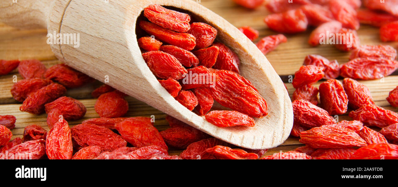Essiccati Goji bacche e cucchiaio di legno Foto Stock