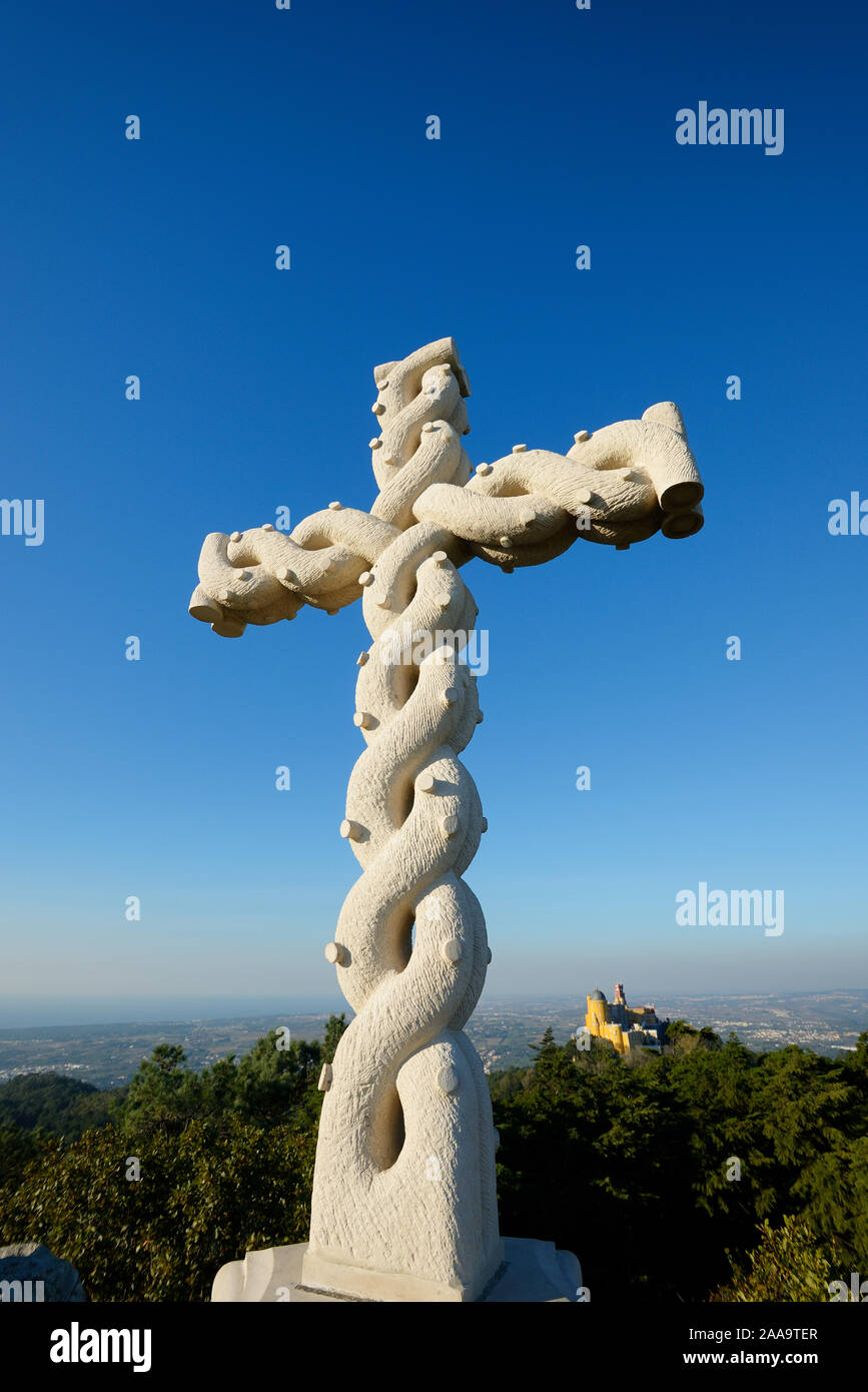 Cruz Alta (Alta croce), costruito nel XIX secolo sulle colline sopra Sintra, nel mezzo di un sito Patrimonio Mondiale dell'UNESCO. Sintra, Portogallo Foto Stock