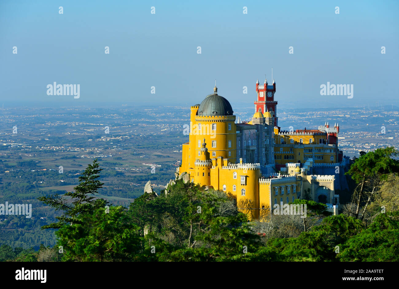 Palácio da Pena, costruita nel XIX secolo sulle colline sopra Sintra, nel mezzo di un sito Patrimonio Mondiale dell'UNESCO. Sintra, Portogallo Foto Stock