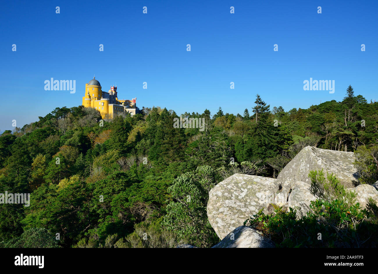 Palácio da Pena, costruita nel XIX secolo sulle colline sopra Sintra, nel mezzo di un sito Patrimonio Mondiale dell'UNESCO. Sintra, Portogallo Foto Stock