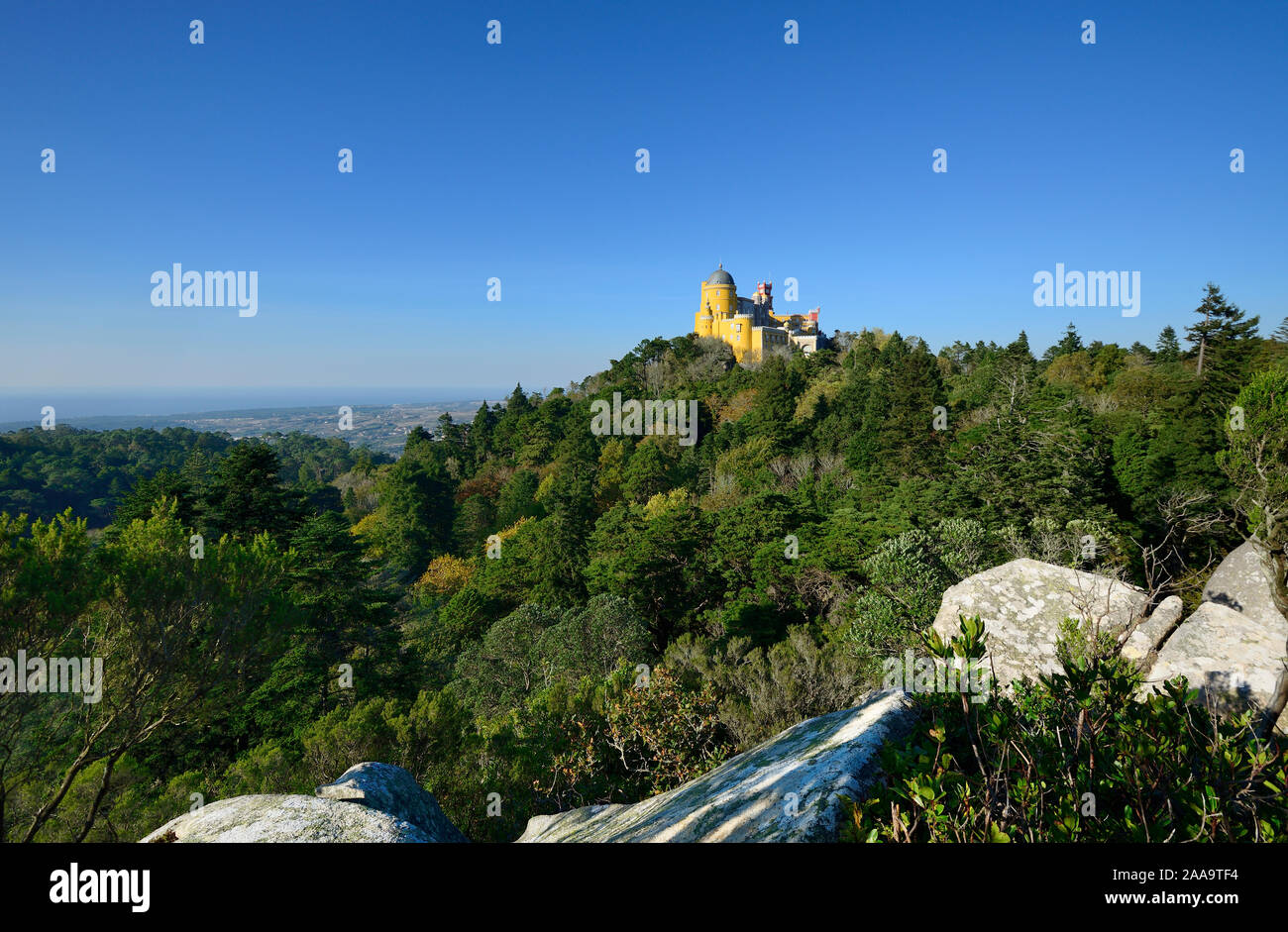 Palácio da Pena, costruita nel XIX secolo sulle colline sopra Sintra, nel mezzo di un sito Patrimonio Mondiale dell'UNESCO. Sintra, Portogallo Foto Stock