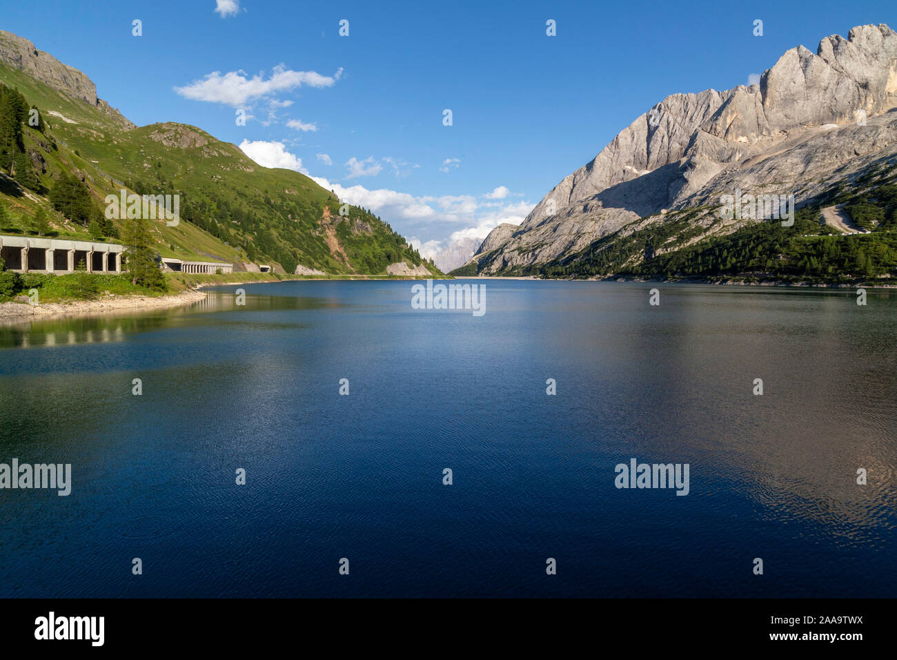 Il Lago Fedaia è un lago in Trentino e la provincia di Belluno, Italia. Foto Stock