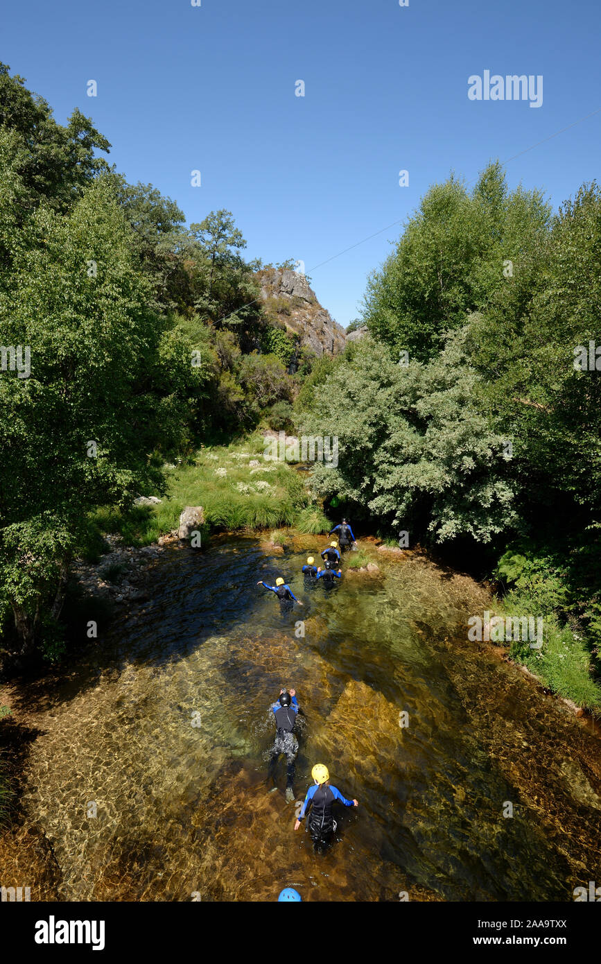 Il Canyoning in un fiume in Castro Laboreiro. Panda Geres National Park, Portogallo Foto Stock