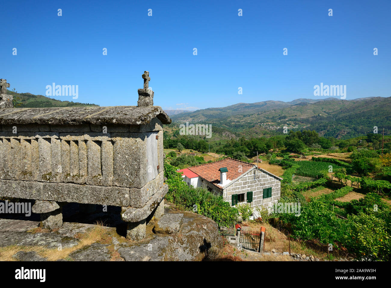 Espigueiros, il vecchio e tradizionale granai in pietra di Soajo. Panda Geres National Park, Portogallo Foto Stock