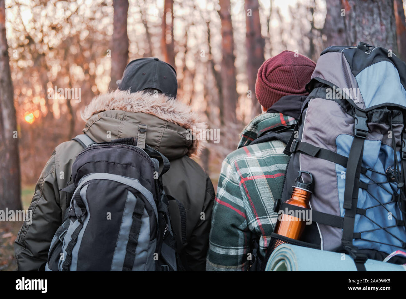 Il riposo attivo all'aperto: due persone con grandi zaini guardare il tramonto nella foresta. Allontanarsi dalla città e dal concetto di tecnologia: backpackers Foto Stock