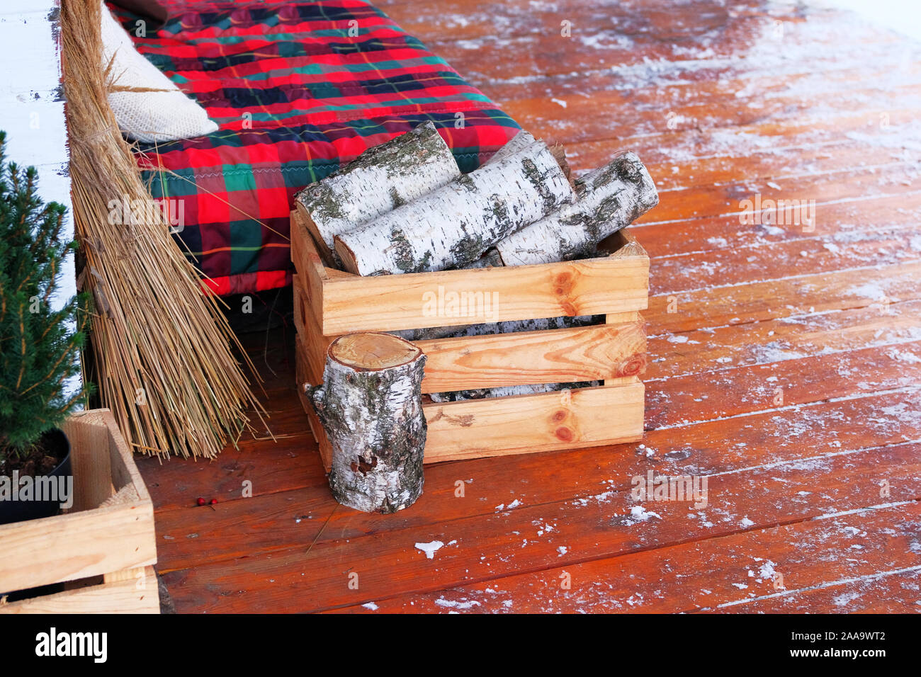 Le decorazioni di Natale nel villaggio d'inverno. Legna da ardere, interno. Buon Natale e Felice Anno Nuovo. Foto Stock