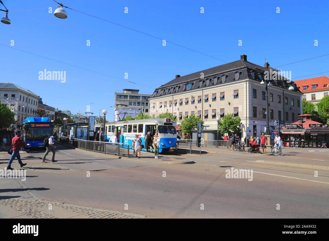 Pedoni, un bus e un tram nella città di Göteborg in Svezia, durante l'estate. Foto Stock