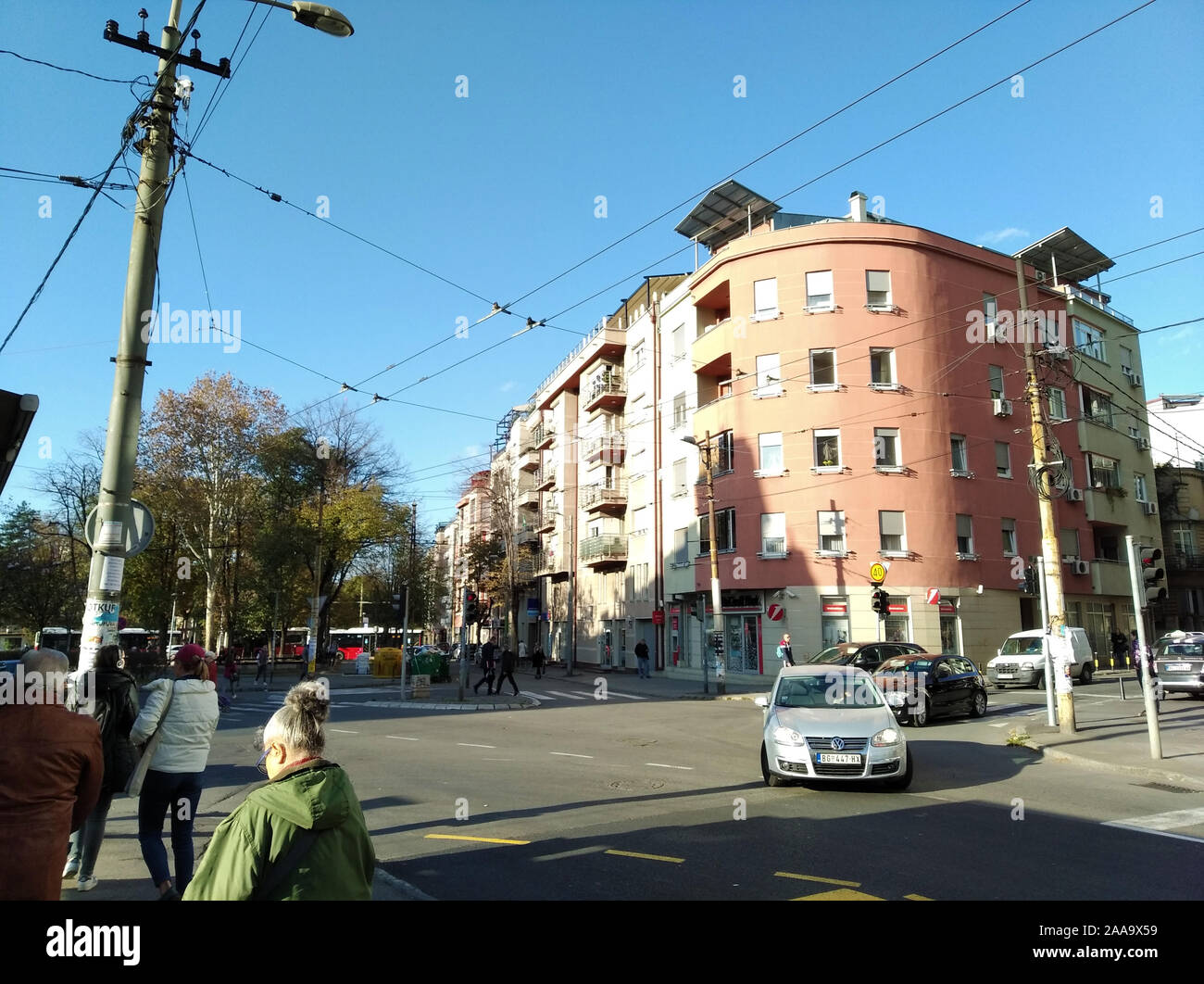 Crveni Krst, Vracar, Belgrado, Serbia - Novembre 18, 2019: piazza e incrocio con alberi nuovi edifici ad angolo Foto Stock