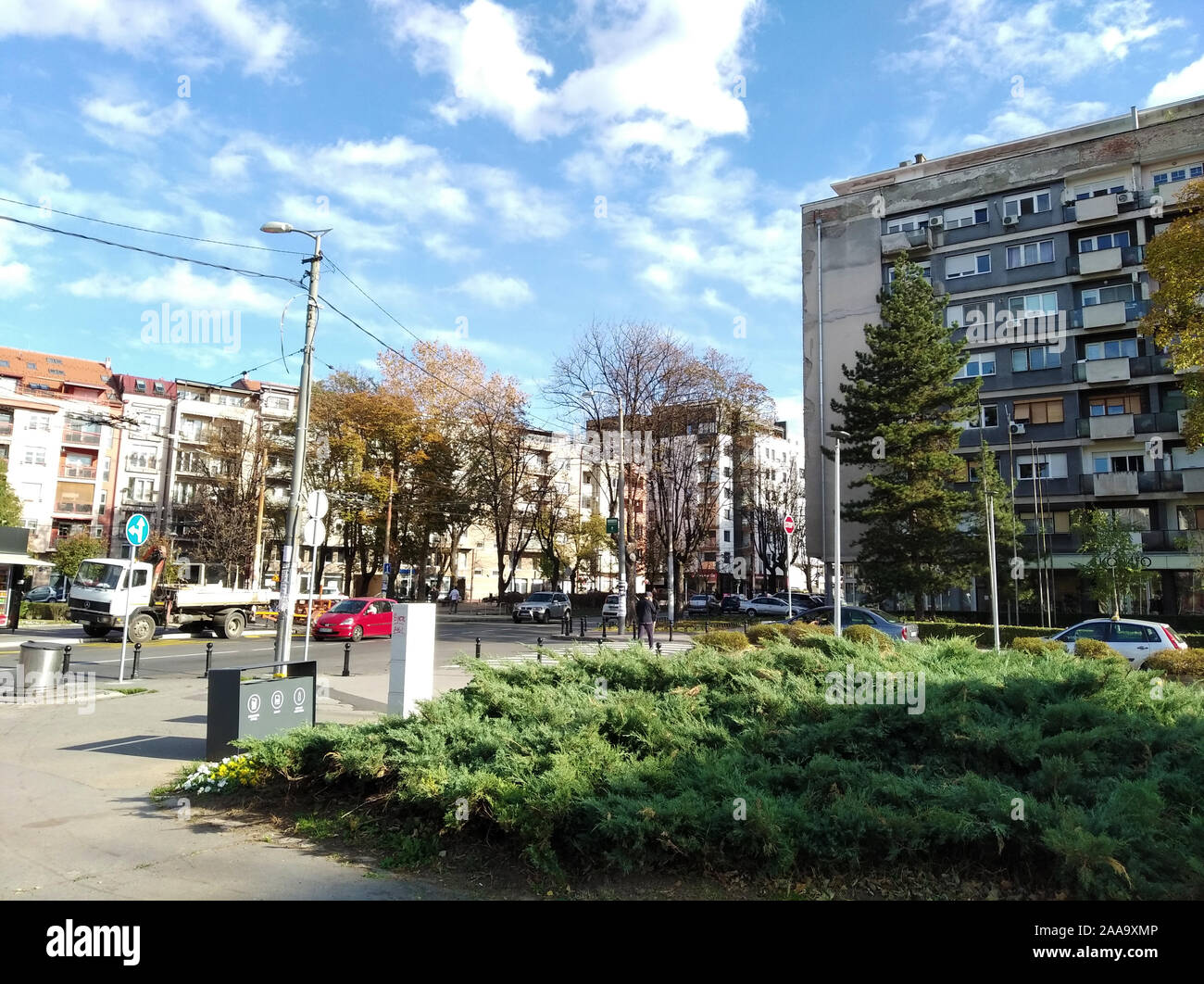 Crveni Krst - Croce Rossa - Vracar, Belgrado, Serbia - square con la nuova e la vecchia architettura urbana, in autunno giornata di sole Foto Stock