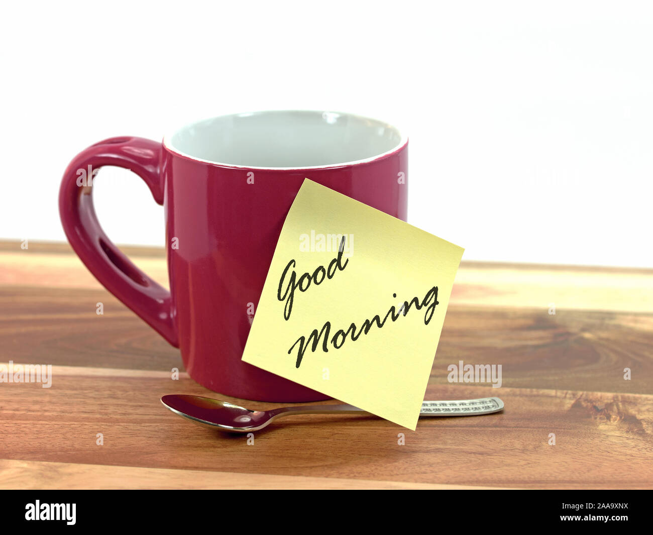 Mug, una nota adesiva con la scritta 'Good morning' Foto Stock