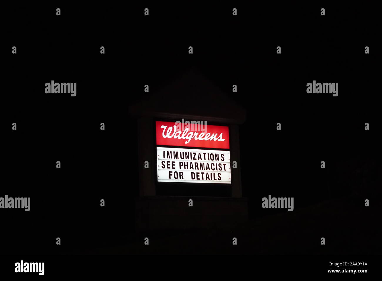 Storrs, CT / STATI UNITI D'America - 3 Novembre 2019: tastiera retroilluminata Walgreens segno pubblicità vaccinazioni disponibili in negozio Foto Stock Storrs, CT / STATI UNITI D'America - 3 Novembre 2019: tastiera retroilluminata Walgreens segno pubblicità vaccinazioni disponibili in negozio Foto Stock