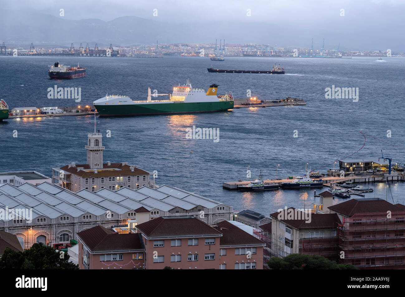 Incudine Point, una nave ro-ro da carico sotto la bandiera britannica charter per il Ministero della Difesa britannico a Gibilterra con cantiere navale in primo piano. Foto Stock