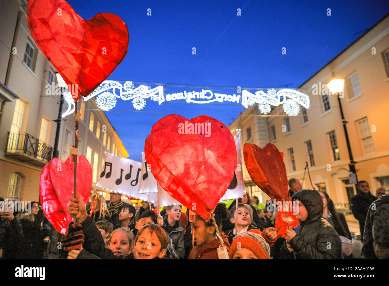 Greenwich, Londra, Regno Unito, 20 novembre 2019. La Lanterna annuale parata nel Royal Borough of Greenwich, questo anno con lanterne basata sulla "12 giorni di Natale", che vede i bambini provenienti da diverse scuole locali parade la loro mano lanterne. La parata procede attraverso i motivi della Old Royal Naval College, passato storico Cutty Sark Clipper, e nel mercato di Greenwich per grandi luci di Natale interruttore. Credito: Imageplotter/Alamy Live News Foto Stock