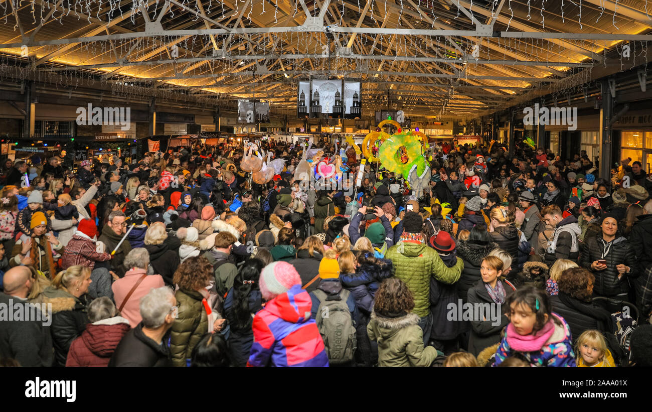 Greenwich, Londra, Regno Unito, 20 novembre 2019. Il contattore luci su a Greenwich Market attrae una grande folla. La Lanterna annuale parata nel Royal Borough of Greenwich, che vede i bambini provenienti da diverse scuole locali parade la loro mano lanterne. La parata procede attraverso i motivi della Old Royal Naval College, passato storico Cutty Sark Clipper, e nel mercato di Greenwich per grandi luci di Natale interruttore. Credito: Imageplotter/Alamy Live News Foto Stock