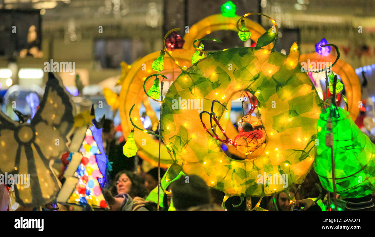 Greenwich, Londra, Regno Unito, 20 novembre 2019. La Lanterna annuale parata nel Royal Borough of Greenwich, questo anno con lanterne basata sulla "12 giorni di Natale", che vede i bambini provenienti da diverse scuole locali parade la loro mano lanterne. La parata procede attraverso i motivi della Old Royal Naval College, passato storico Cutty Sark Clipper, e nel mercato di Greenwich per grandi luci di Natale interruttore. Credito: Imageplotter/Alamy Live News Foto Stock