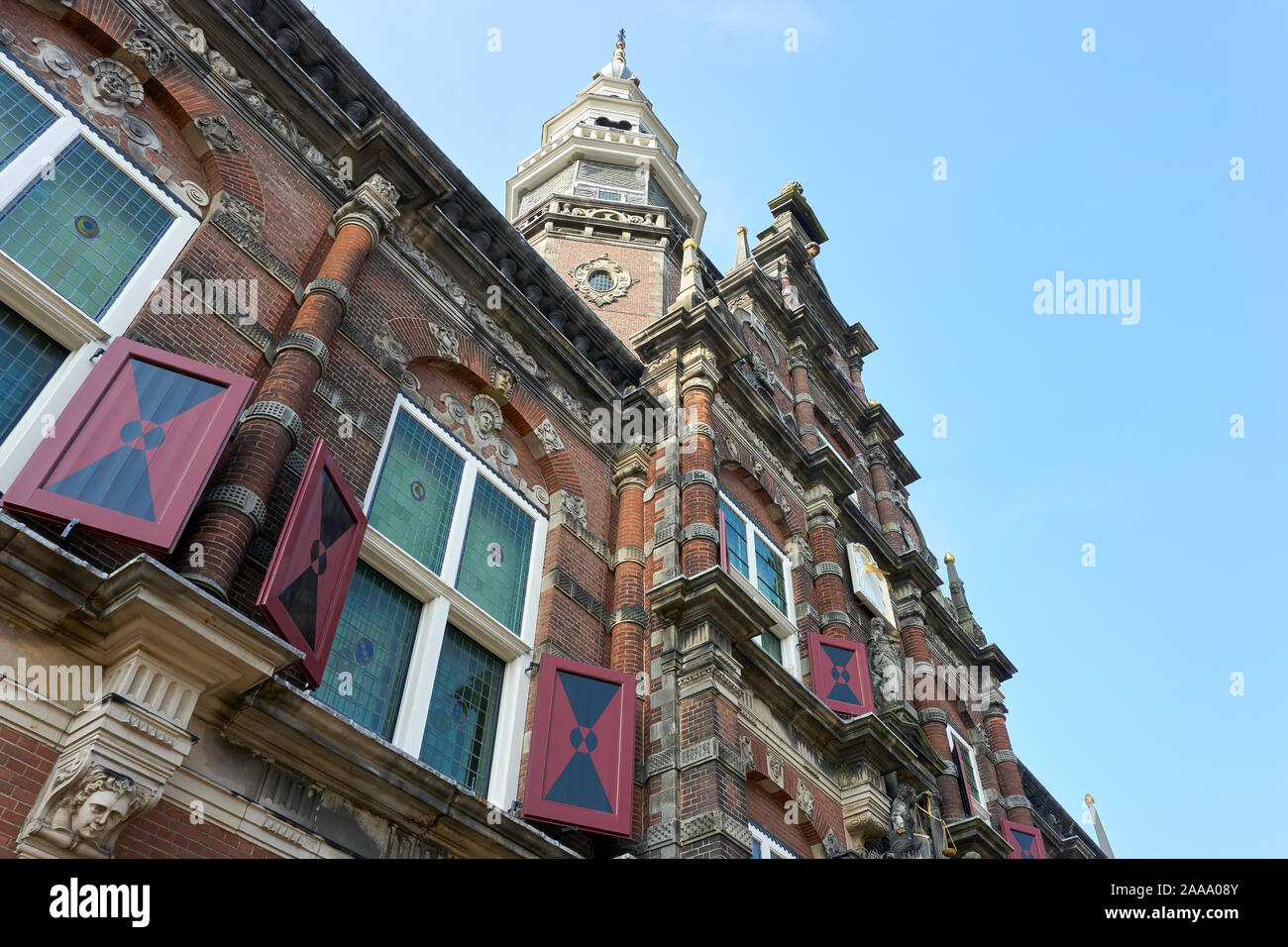 Vista sul vecchio municipio di Bolsward Friesland nei Paesi Bassi contro un cielo blu Foto Stock