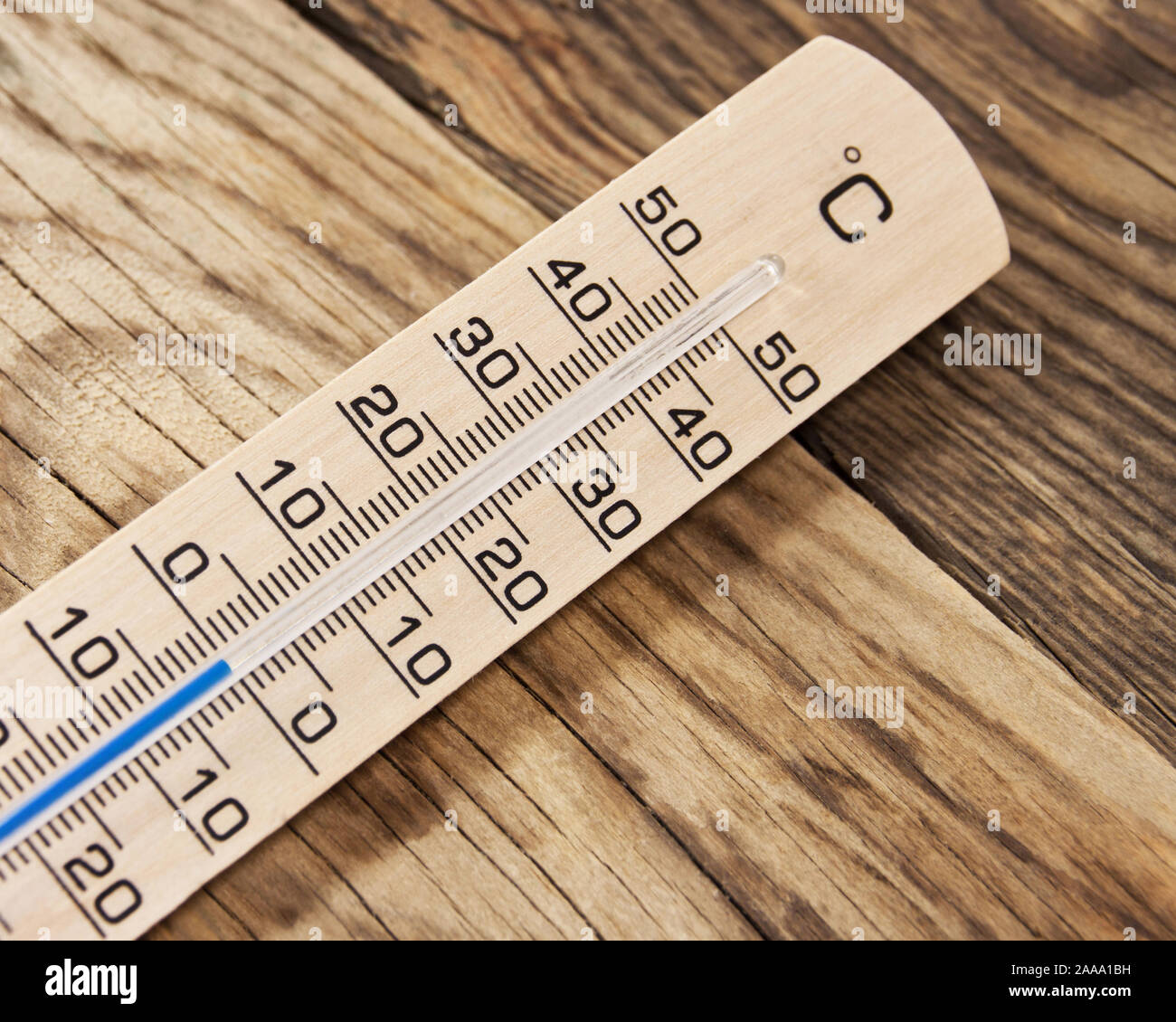 Termometro in legno di zero gradi close up Foto Stock