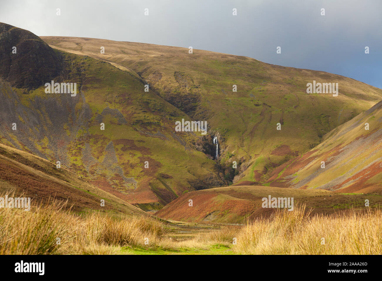 Guardando verso il tubo di lancio Cautley Britains cascata più alta, Cumbria Inghilterra England Foto Stock