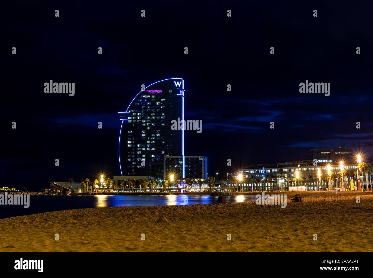 Barcellona, Spagna - 15 Nov 2019: vista della spiaggia di Barceloneta e l'iconica a forma di vela Luxury Hotel Vela o W. Foto Stock