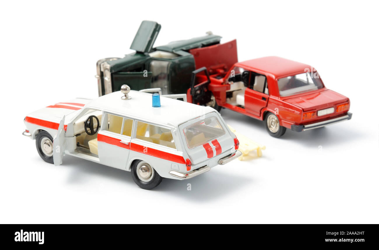 Automobili in incidente su uno sfondo bianco e ambulanza Foto Stock