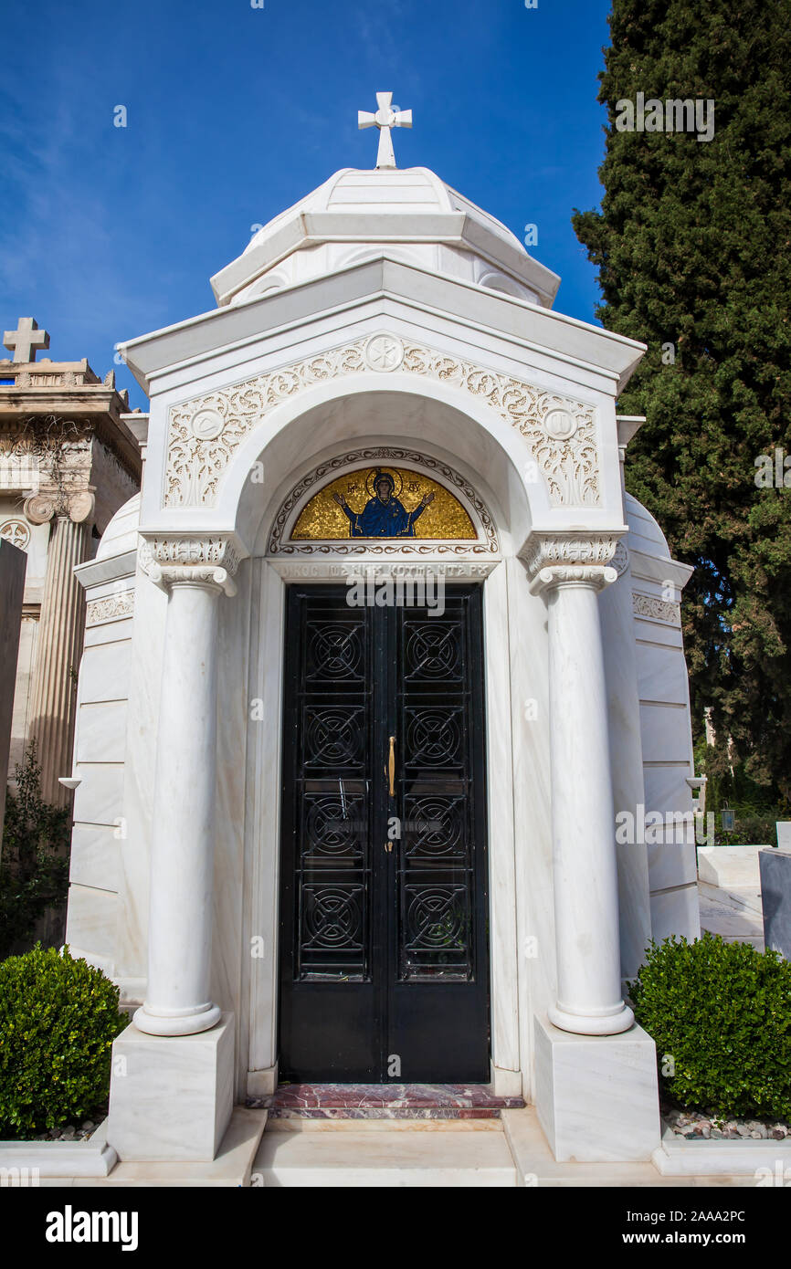 Atene, Grecia - Maggio 2018: dettaglio delle sepolture presso il primo cimitero di Atene aperto nel 1837 Foto Stock